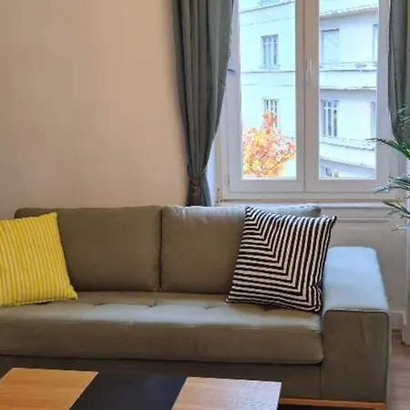 Deux - Garibaldi Apartment
